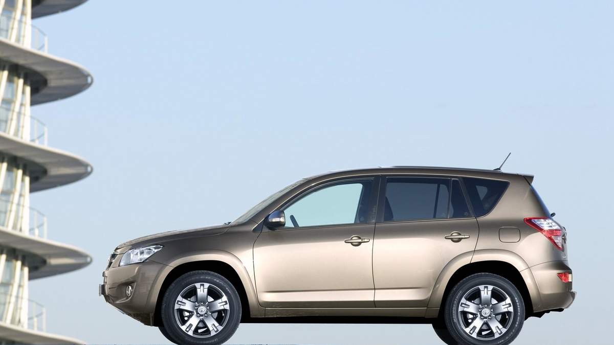 В Саратовской области продают «почти новый» Toyota RAV4 2010 года дешевле Geely Cityray и Lada Aura
