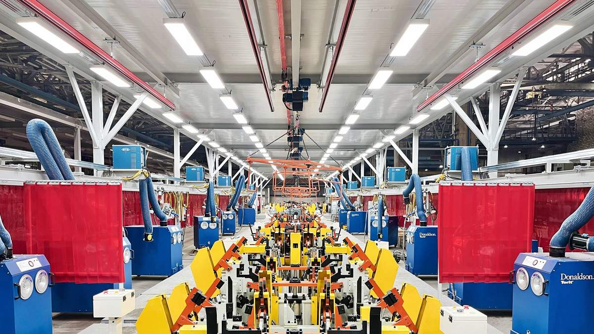 УАЗ внедрил роботов для антикоррозийной обработки кузовов: машины станут лучше защищены от ржавчины