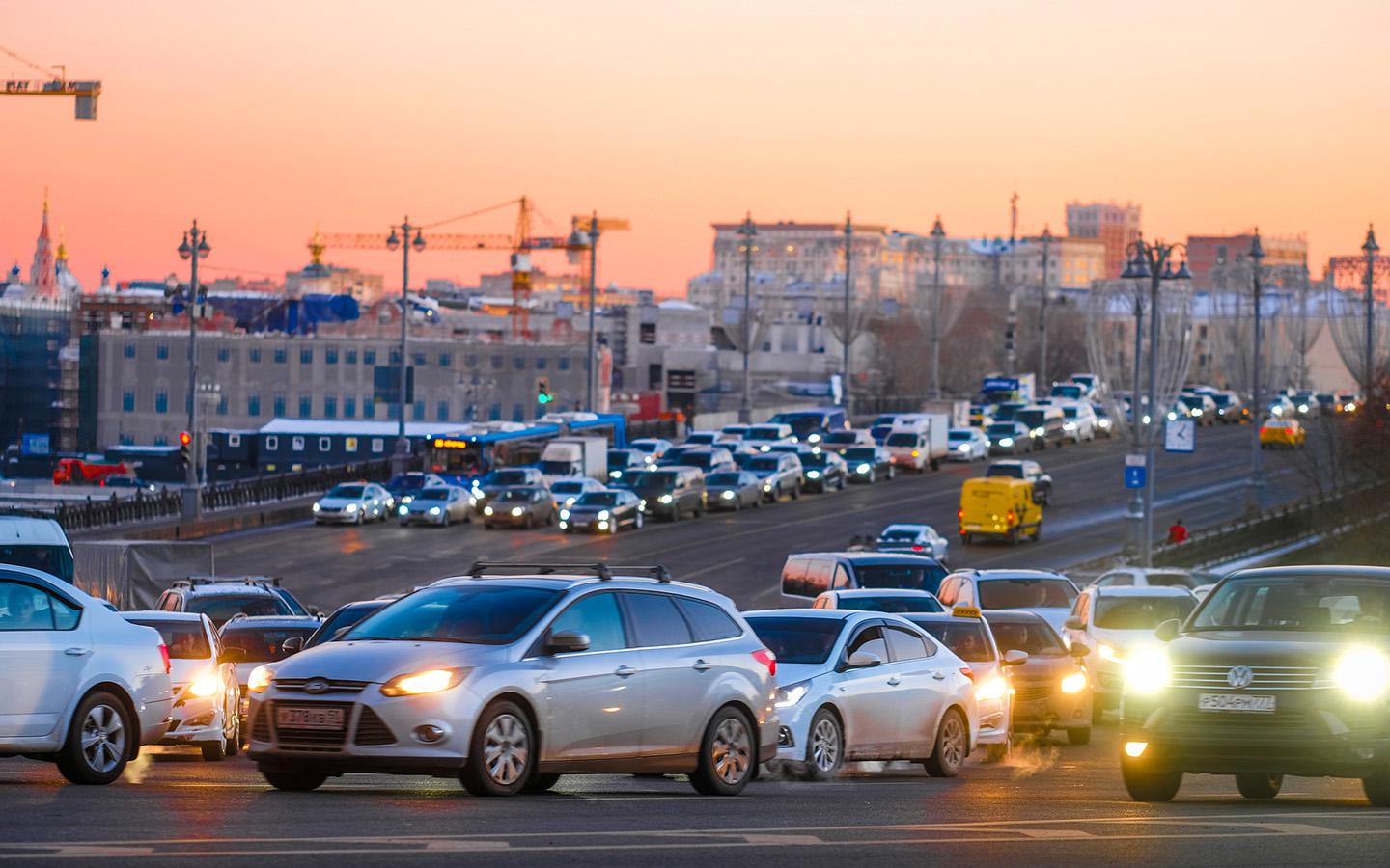 Главные изменения для водителей с начала 2026 года: рост цен, новые штрафы и дорожные знаки