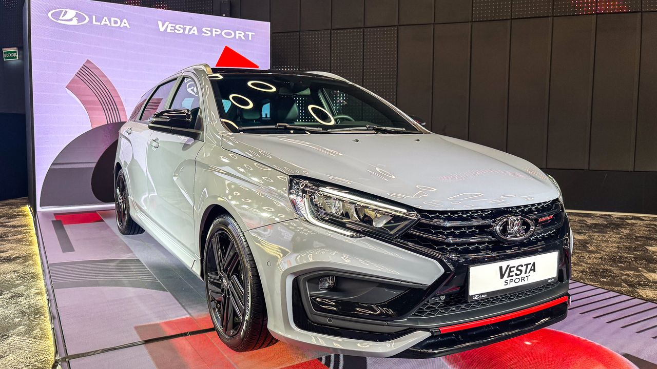 Обновлённая Lada Vesta 2026: дистанционный запуск, новый цвет «Тайфун» и возврат версии Sport