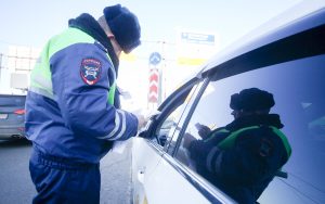 Эксперты назвали 7 зимних штрафов для водителей: от нечитаемых номеров до тюбинга за машиной