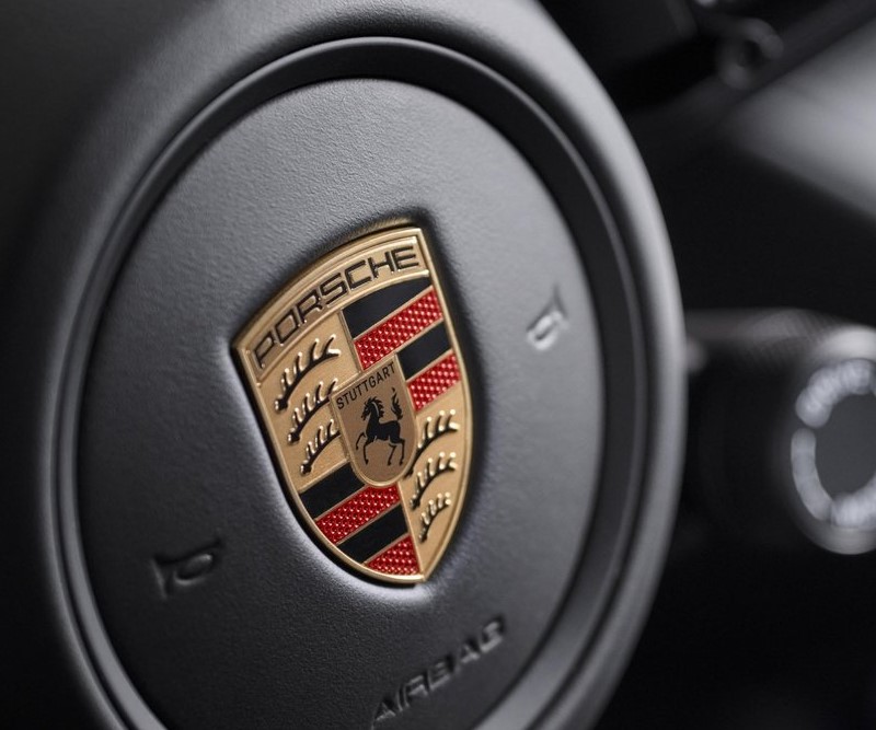 Владельцы Porsche и BMW в России жалуются на удаленную блокировку: машины отказываются заводиться