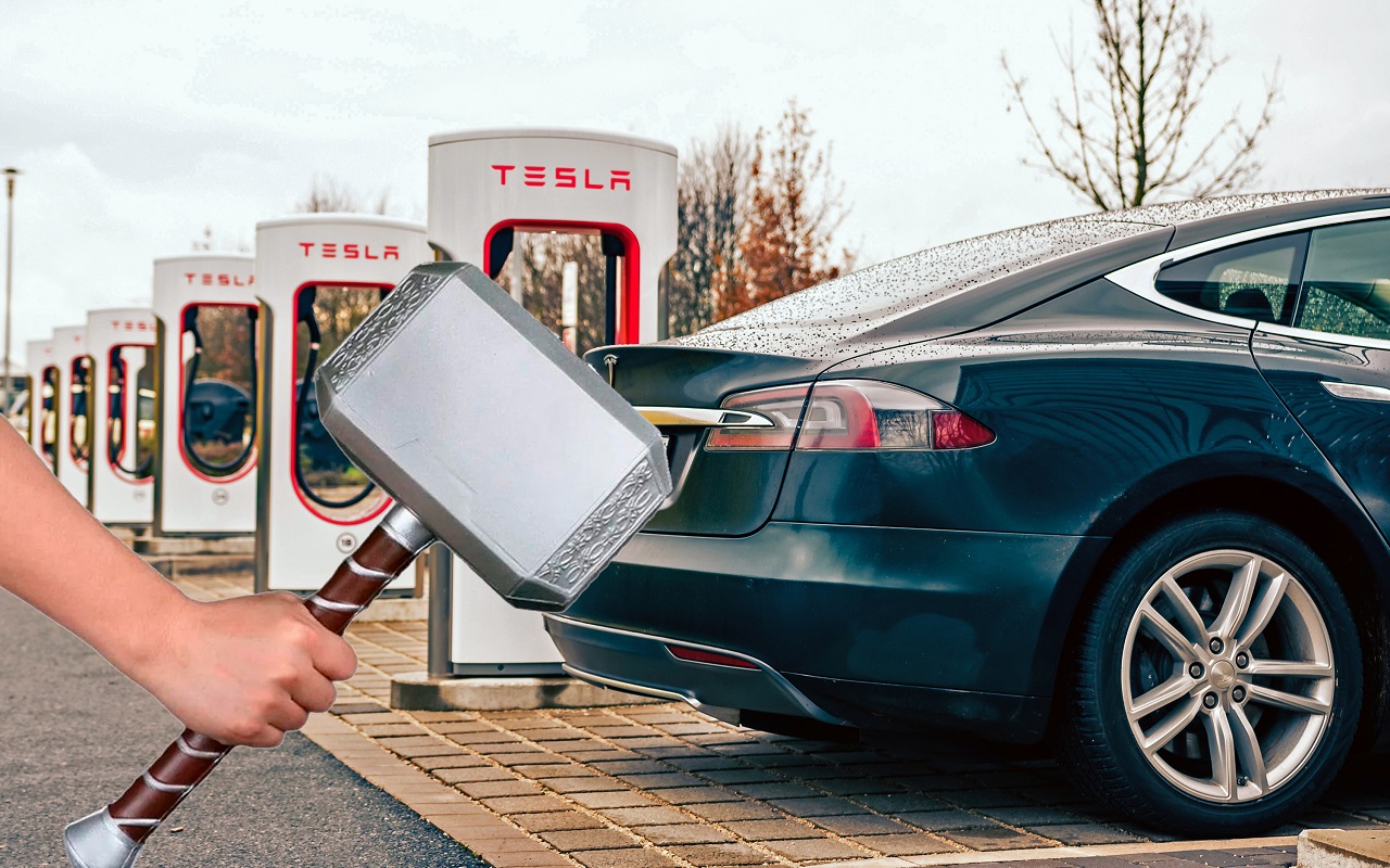 Bloomberg: владельцы Tesla массово покупают аварийные молотки из‑за отказов электронных замков дверей