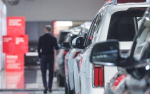 Дилеры предупредили о дефиците машин 2025 года и росте цен на новые авто в марте 2026-го