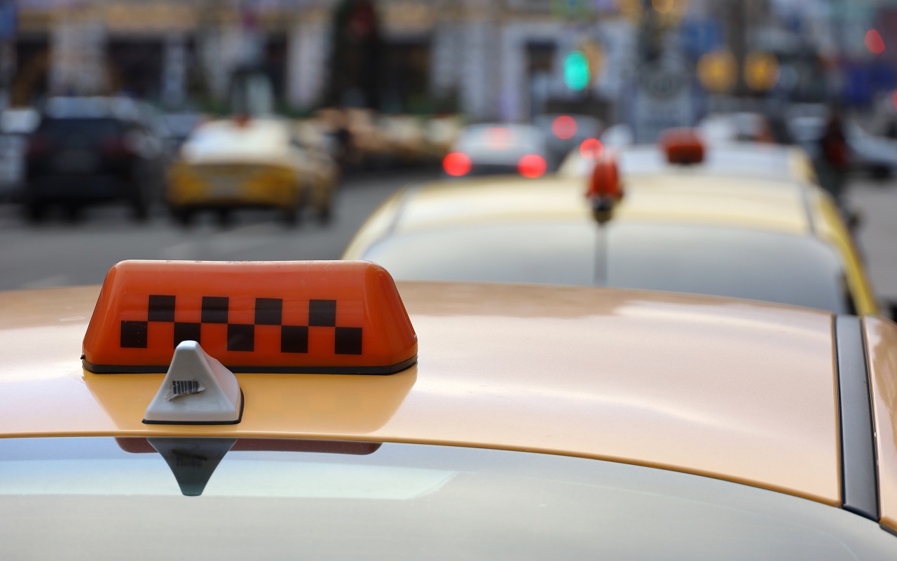 Эксперт: из‑за требований по локализации такси регионы РФ рискуют остаться без части водителей