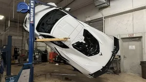 Новый Chevrolet Corvette Z06 сорвался с подъемника у дилера: владелец добивается компенсации