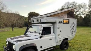 Редкий кемпер для охоты на базе Land Rover Defender 110 выставлен на аукцион по цене внедорожника
